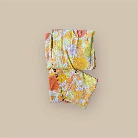 Fingerhut Floral top sheet and pillow cases set - Picture 1 of 5